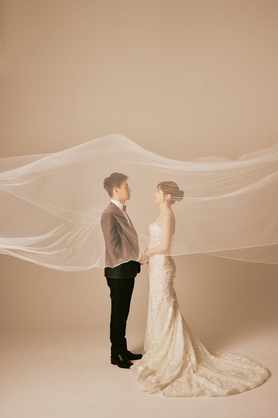 Wilson 與 Ashley 面對面的婚紗照